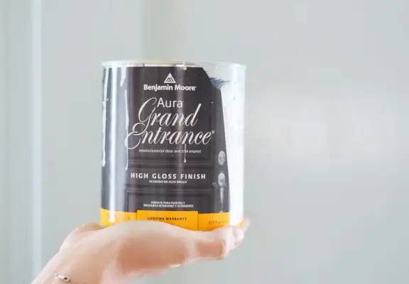 Blikje Benjamin Moore Aura Grand Entrance verf in hoogglansafwerking