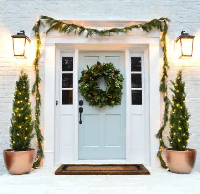 Glanzende voordeur met kerstversiering rust benjamin moore
