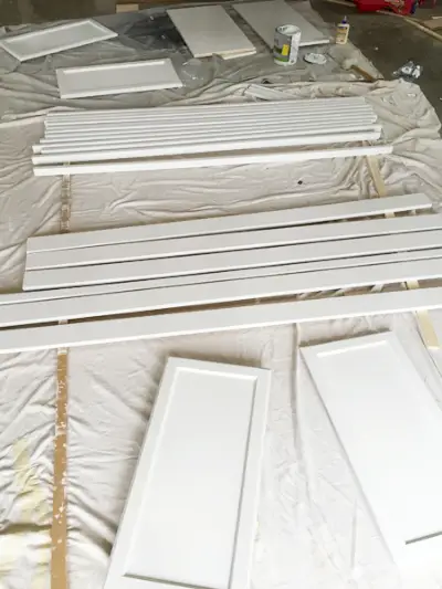Geschilderde stukken hout drogen voor boekenplankproject