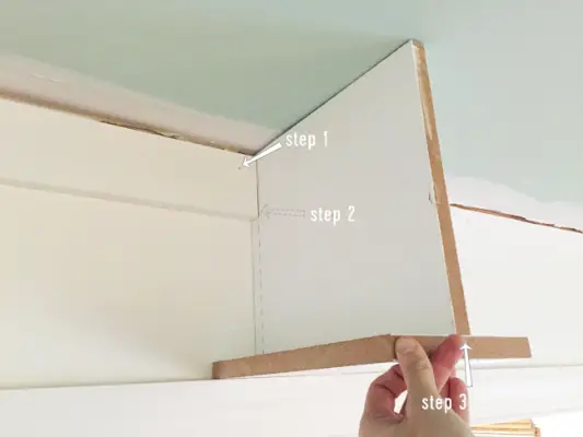 Bevestiging van het kopstuk om de boekenplank aan de andere kant van de deuropening vast te zetten