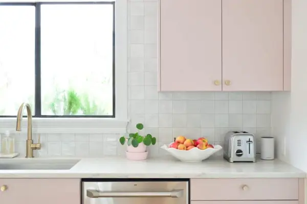 Nader zicht op vierkante tegel-backsplash met mauve roze geschilderde kasten