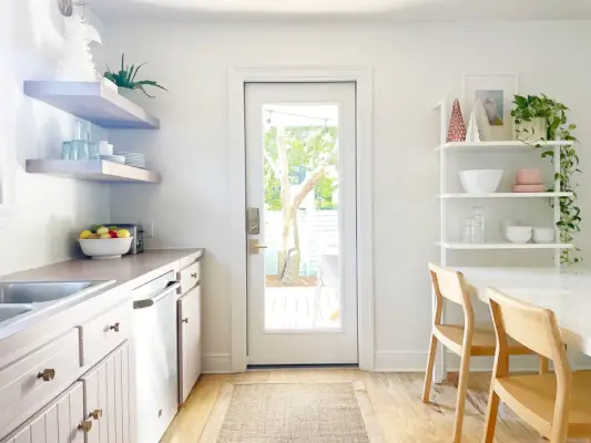 witte keuken met deur naar patio