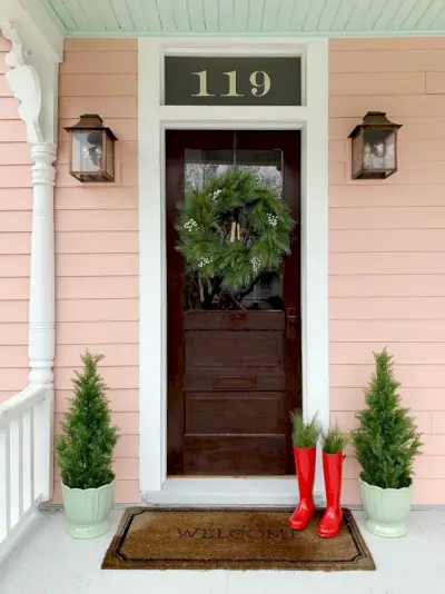 Deze afbeelding heeft een leeg alt-attribuut; de bestandsnaam is Christmas-Decor-2018-Beach-House-Front-Door-767x1024.webp