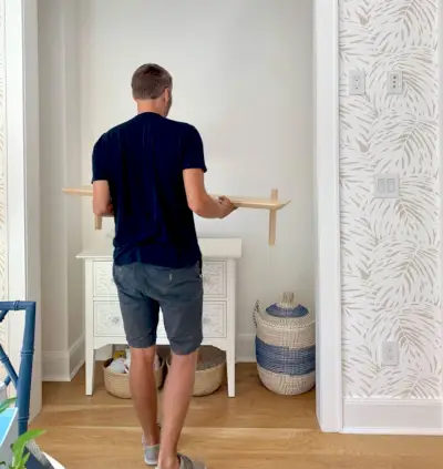 Echte eenvoudige gastenspeelkamer John met plank
