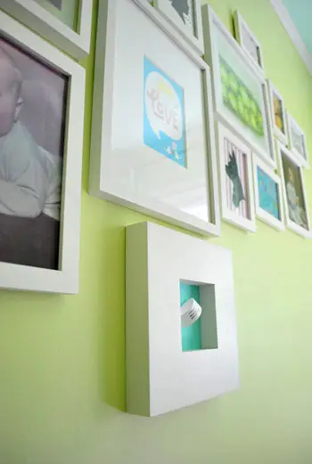 kinderkamer muurframe collage op felgroene muur voor genderneutrale kinderkamer