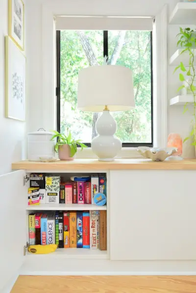 Ikea Besta-kast met open deur met opbergruimte voor familiebordspellen