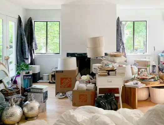 Puinhoop van verhuisdozen in de slaapkamer op de eerste dag