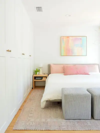 Slaapkamer met muur van Ikea Pax-kledingkast langs de zijkant