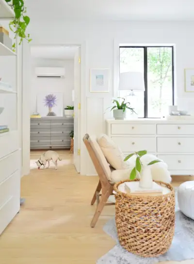 Voorfoto van de slaapkamer gezien vanuit de keuken met willekeurige dressoirs