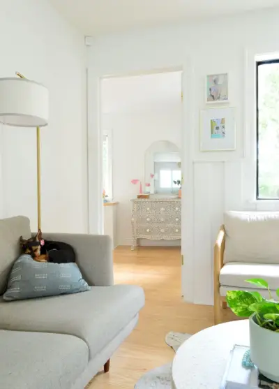 Vóór het bekijken van de slaapkamer met een blauw inlegcommode, raar naast de ingebouwde opbergruimte