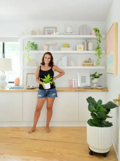 Sherry staat met plant voor Ikea en heeft geen zwevende planken