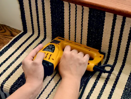 Elektrisch nietpistool waarmee de loper aan de onderkant van de bovenste eerste stijgbuis wordt bevestigd