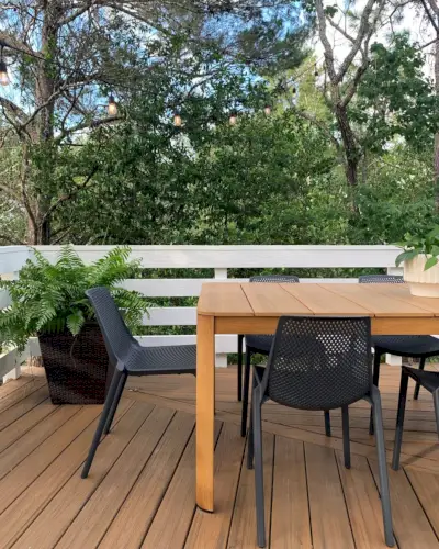 Close-up van metalen faux houten tafel met zwarte plastic stoelen