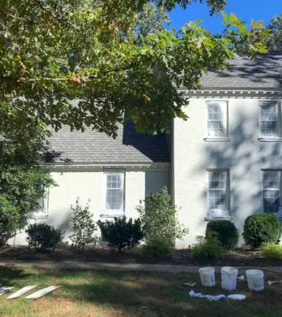 Voorbeeld van een wit bakstenen huis op Instagram