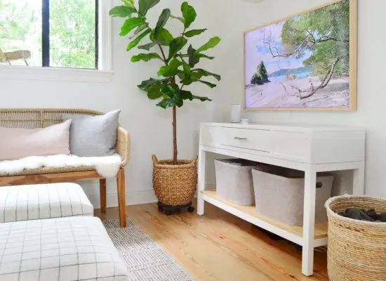 Witte mediaconsole met frame-tv en geweven accessoires
