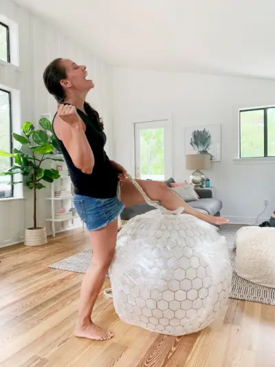 Sherry doet alsof ze de sloopkogel van Miley Cyrus naspeelt op een grote Capiz Globe Light