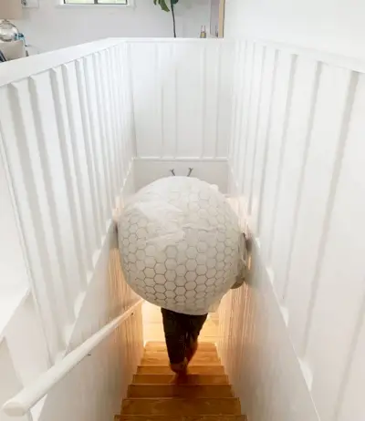 Oversized Capiz Globe Light, nauwsluitend op de trap