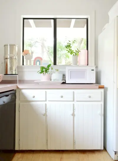 Vóór foto van geschilderde houten kastknoppen op keukenkasten