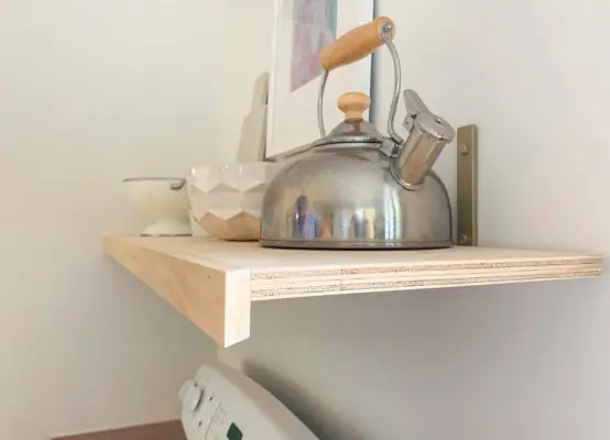 Blootgestelde zijde van zwevende houten plank met verstekrandframe