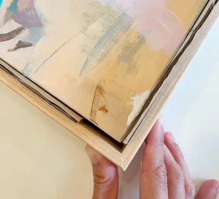 DIY-zweefframe rond kunstwerk op afstand van karton