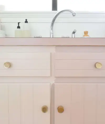 Mauve roze verfkleuren testen op witte kasten