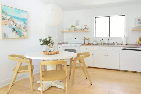 Minimale keuken met nieuwe geweven wereldbolhanger uit aardewerkschuur Teen