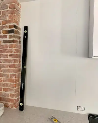 Lang niveau dat wordt gebruikt om verticale lijnen op de muur te markeren