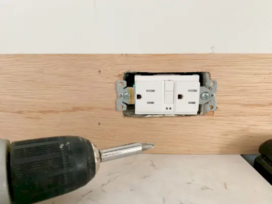 Stopcontact weer op zijn plaats geschroefd over paneelstrip