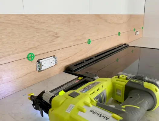 Eerste twee paneelstrips geïnstalleerd met spijkerpistool en groene tegelafstandhouders
