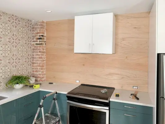 Shiplap-panelen compleet in blauwe duplexkeuken