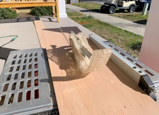 Houten stroken doormidden zagen langs een tafelzaag voor een scheepslaplook