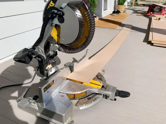 Verstekzaag ingesteld om paneelstrips op lengte te zagen