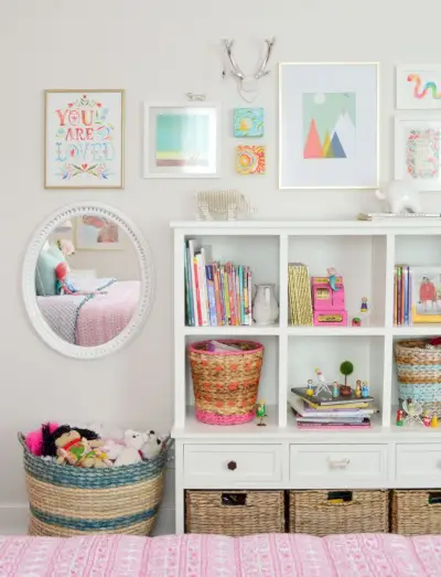 meisjesslaapkamer boekenkast galerijframe muur