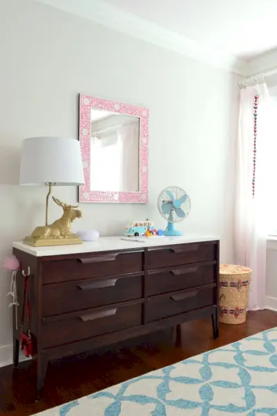 meisjesslaapkamer midcentury dressoir roze spiegel
