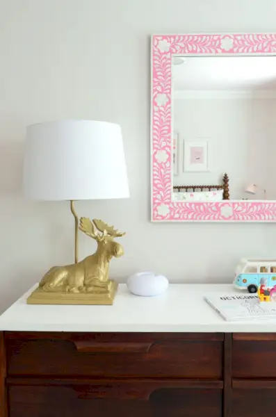 meisjesslaapkamer elandlamp roze spiegel neutrale muur