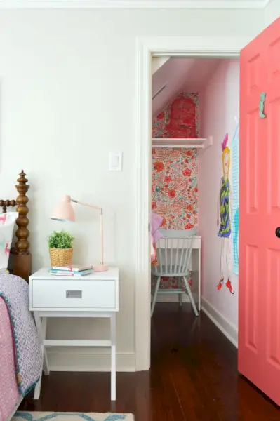 meisjes slaapkamer kast roze deurbehang