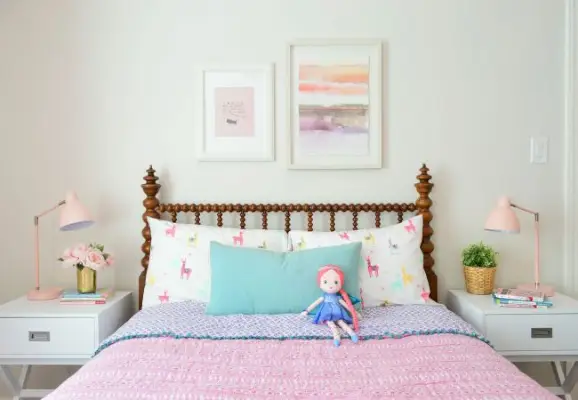 meisjesslaapkamer houten hoofdbord kunst boven bed