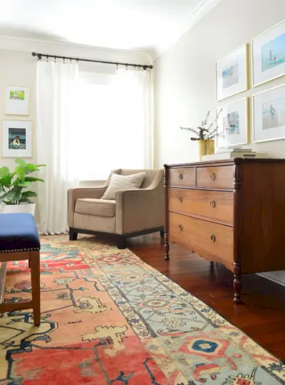 vintage dressoir in de hoofdslaapkamer met witte gordijnen