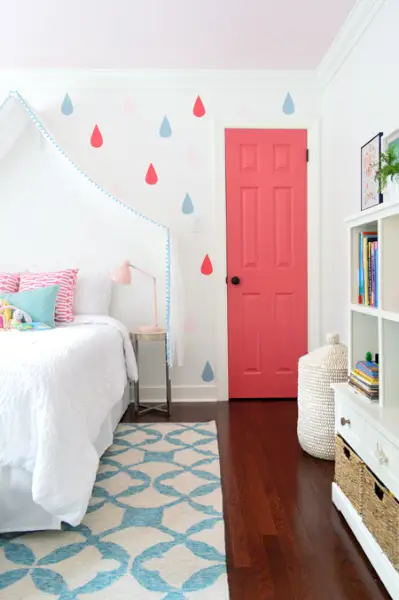 Meisjeskamer-Blauw-Tapijt-Roze-Kast-Deur