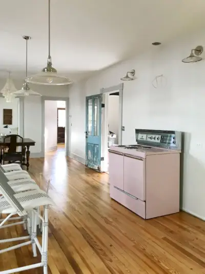 Strandhuisverhuizing in roze kachel