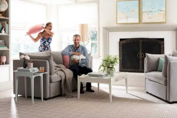 Sherry en John in fotoshoot met meubellijn