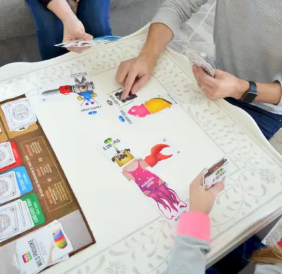 handen spelen beren versus baby's bordspel op gestencilde salontafel