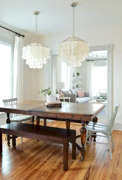 vintage eettafel met twee capiz kroonluchters erboven