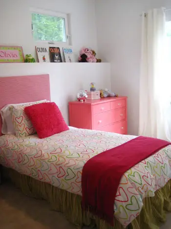 Olivia's kamer na bed na