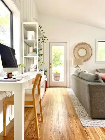 Uitzicht op de deur naar het dek van de familiekamer op de bovenverdieping met een bureau op de voorgrond
