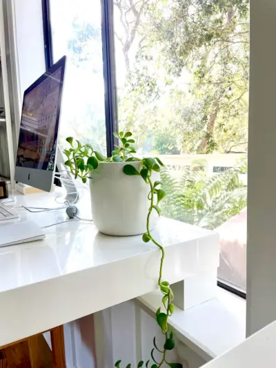 Uitzicht uit het raam achter kantoorruimte Bureau in de moderne familiekamer op de bovenverdieping