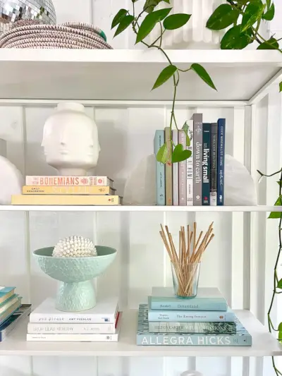 Detail van de Ikea Fjalkinge-plankboekenkast met gestileerde boeken en decoratieve objecten