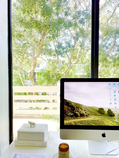 iMac-computer voor groot raam in de moderne familiekamer op de bovenverdieping