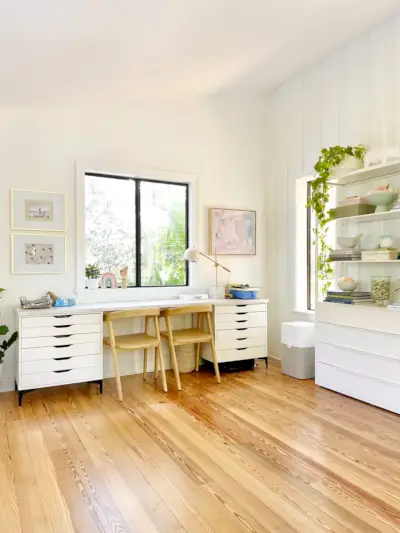 Kinderkunstbureau in de moderne familiekamer op de bovenverdieping met twee stoelen en archiefopslag
