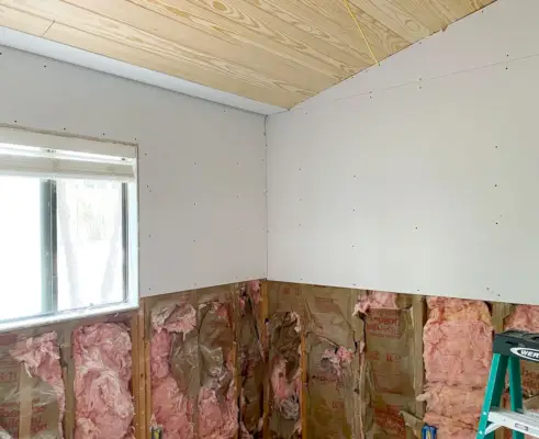 Jongenskamer tijdens renovatie met gewelfd plankenplafond en verwijderde gipsplaten